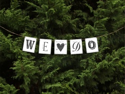 Girlanda s nápisem  "WE DO"